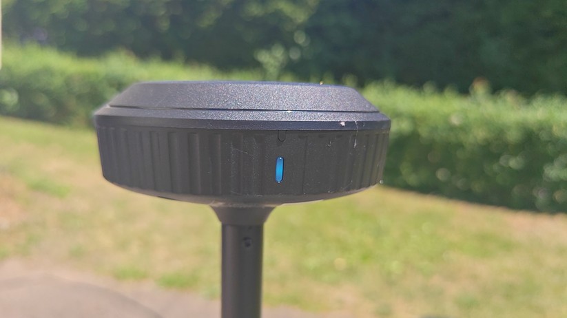 Die RTK-Antenne versorgt den Mäher mit Positionsdaten. 