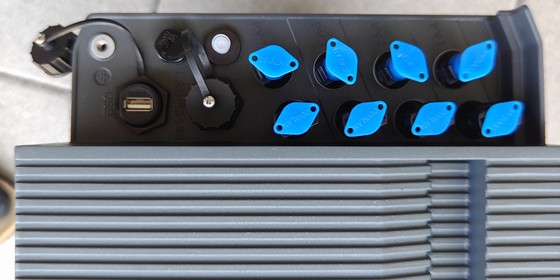 Solakon One: Der in Zusammenarbeit mit FOX Ess entwickelte Speicher bietet vier MPPTs mit einer Eingangsleistung von 2600 Watt, kann mit bis zu 1200 Watt per Stromnetz geladen werden und bietet eine Notstromsteckdose mit 2200 Watt bei Netzanschluss und 1200 Watt im Inselbetrieb. An Schnittstellen bietet Solakon One Bluetooth, LAN und WLAN.