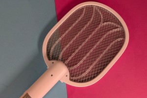 Elektrische Fliegenklatsche Wocvryy XH-43 im Test: Faltbar, mit Akku & USB-C