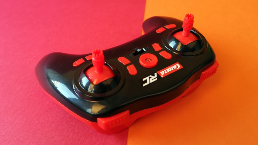 Der Kunststoff des Senders wirkt billig.