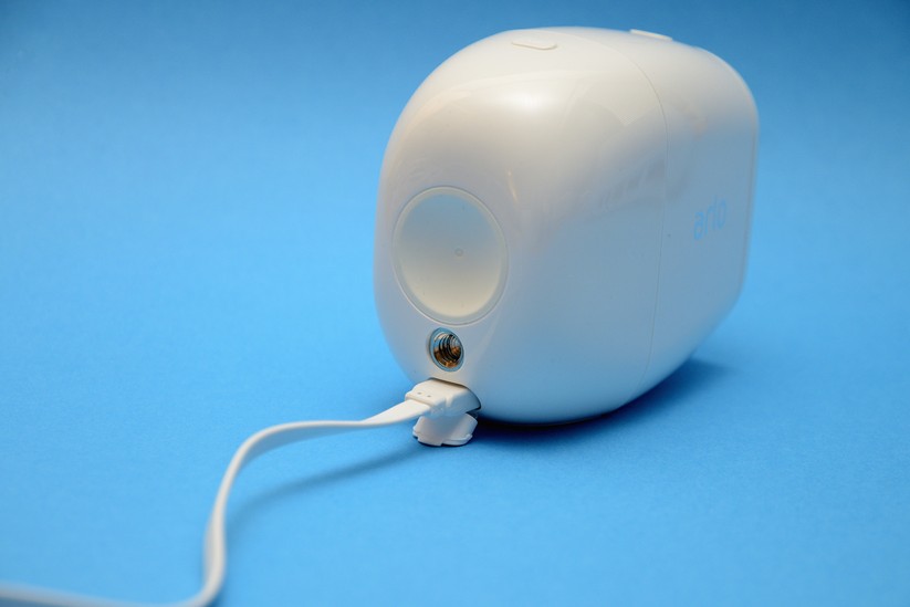 Nicht jedes Modell ist komplett durchdacht: Bei der Arlo Pro 2 sind sich Stativgewinde und Ladebuchse im Weg. Beim Nachfolger, der Pro 3, hat Arlo dieses Problem beseitigt.
