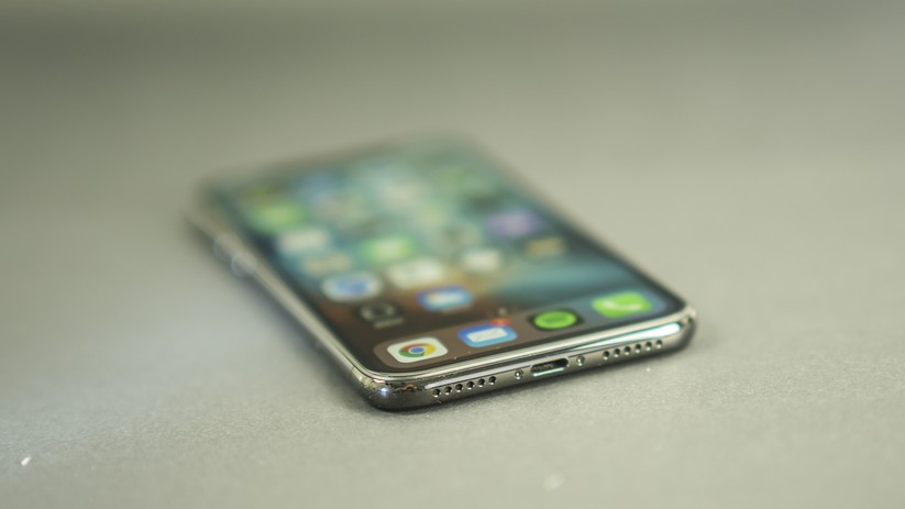 Das iPhone X besitzt einen Lightning-Anschluss für die kabelgebundene Wiedergabe von Musik und die Übertragung von Dateien zum Computer.