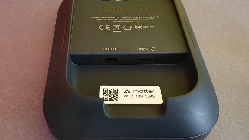 Anwender können mit dem Hub 3 Switchbot-Geräte über einen Touch-Bildschirm und einen Drehregler steuern. Der Hub integriert auch viele Infrarot-Fernbedienungen, sodass alte Geräte smart werden. Als Matter-Bridge kann er viele Geräte auch an andere Plattformen wie Apple Home und Home Assistant weiterreichen.