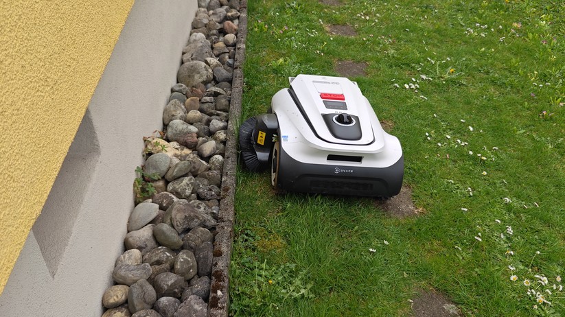 Der Trimmer funktioniert noch nicht perfekt. Aber nach zwei Durchläufen kann sich das Ergebnis sehen lassen. So wenig Nacharbeit an den Kanten bietet bislang kein anderer von uns getester Mähroboter.