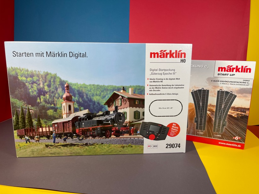 Unsere Digital-Startpackung kommt mit Dampflok und Güterwaggons.