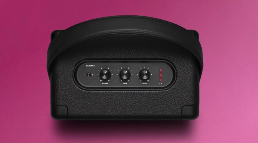 Eine Hommage an alte Zeiten sind die Drehregler auf der Oberseite des Bluetooth-Lautsprechers. Sie ermöglichen das Ein- und Ausschalten, die Lautstärkeregelung und die Anpassung von Bass und Höhen.