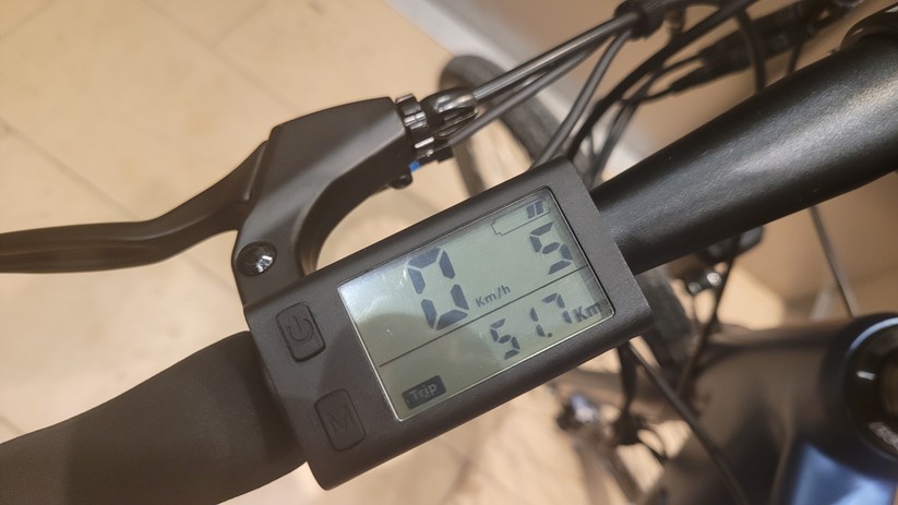 Accolmile E-Road: Nach knapp 52 Kilometer sind noch zwei von fünf Symbole der Batterieanzeige gefüllt. 