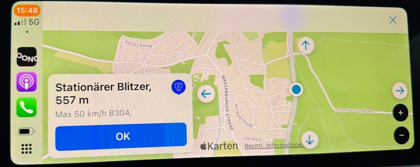 Die Ooono-App meldet einen Blitzer in Carplay.