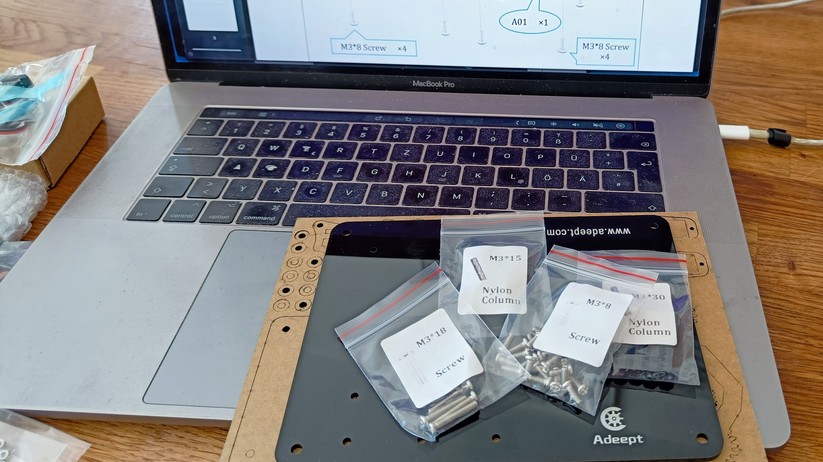 Elektrischer Roboterarm von Adeept.