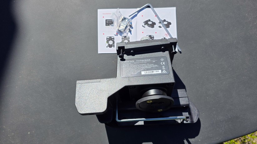 Das separat erhältliche PreciEdge-Modul ist nicht serienmäßig im Lieferumfang enthalten. Der Hersteller verspricht damit randnäheres Mähen bis auf 3 cm. Ohne dieses Modul bleibt bauartbedingt mindestens ein Rand von 10 cm ungemäht.