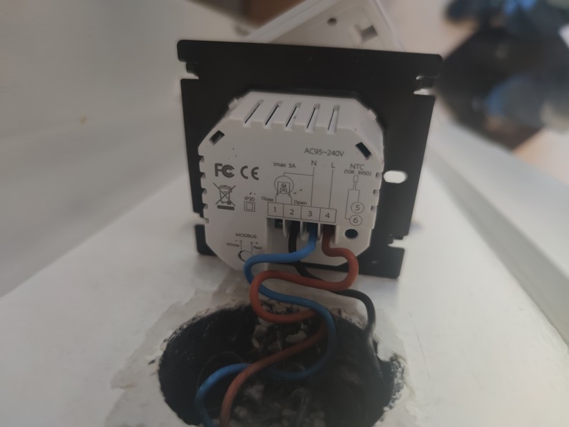 Moes-Thermostat: Korrekte Verkabelung für Stellantriebe in der Ausführung "stromlos geschlossen". 