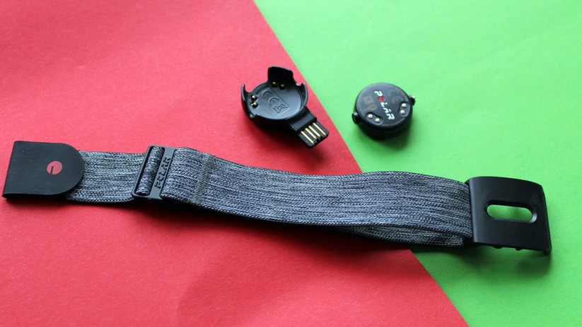 Der Polar Variety Sense (oben rechts) ist ein kleiner optischer Sensor, der an Handgelenk, Oberarm oder Schläfe (für Schwimmer) getragen werden kann. 