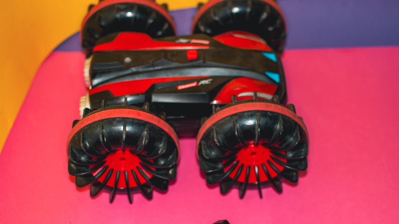 Diese Klasse an Fahrzeugen setzt auf große Räder und robuste Bauweise. Sie kommen auch mit Sand oder Pfützen klar, allerdings ist die Lenkung gewöhnungsbedürftig. 