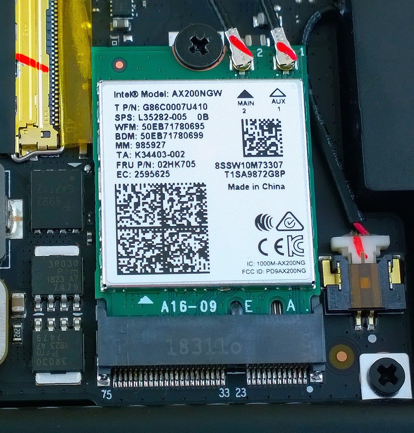 Das neue Intel Wi-Fi 6 AX200 Funkmodul ist eingebaut. Wir prüfen den perfekten Sitz der zwei Antennenkabel-Stecker rechts oben im Bild mit einer Lupe. Danach schrauben wird die Bodenplatte wieder an den Razer Laptop (Bild: Harald Karcher).