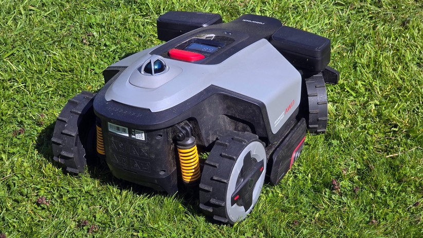 Roborock Rockmow Z120 Lidar: Die Hinterräder sind gefedert und sorgen dafür, dass der Mähroboter auch Unebenheiten, Vertiefungen und unwegsames Gelände problemlos meistert und in Kombination mit dem schwimmenden Mähdeck für ein gutes Schnittbild sorgt.