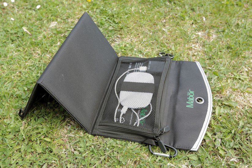 In der kleinen Tasche auf der Rückseite befinden sich die zwei USB-Steckdosen. Sie bietet außerdem Platz für Smartphone und Powerbank.