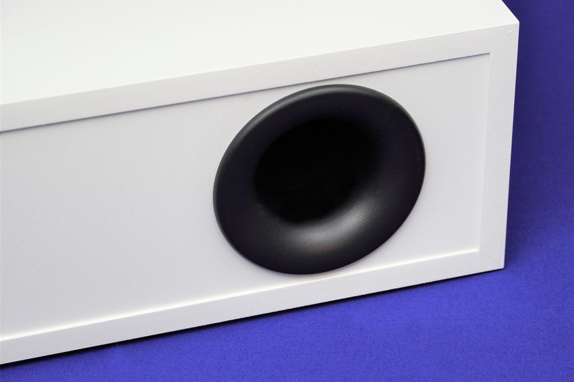 Nubert Nuboxx AS-425 max: Das weiße Gehäuse besteht aus 19 Millimeter starken mitteldichten Faserplatten.