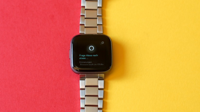 Alexa ist samt einem Mikrofon in die Uhr integriert. 