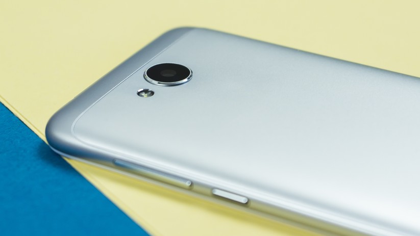 Der Rahmen besteht aus Kunststoff, der Rückendeckel aus Metall.