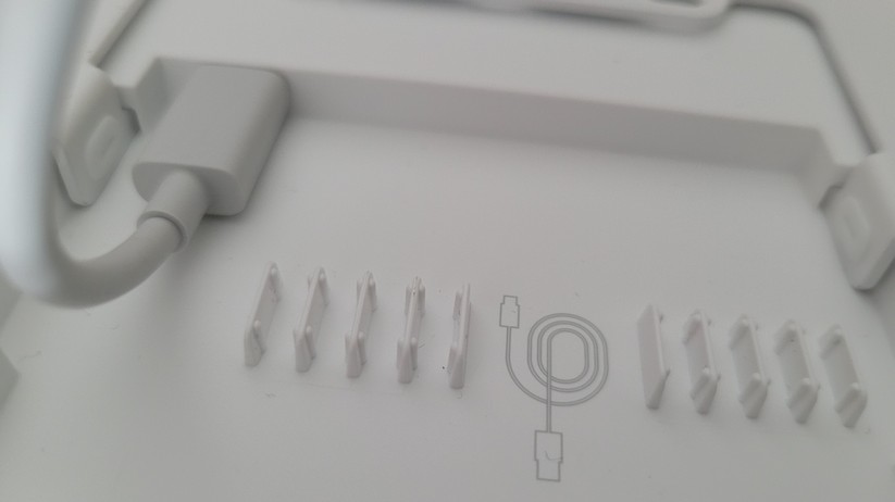 Amazon Echo Hub: Ist das USB-Verbindungskabel zu lang, kann man es an der Rückseite des Geräts verstauen.