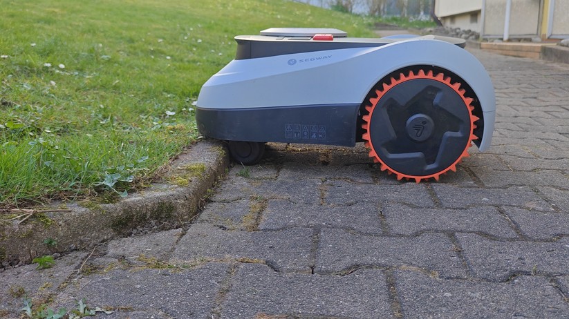Randsteine mit einer Höhe von 4-5 cm verhindern, dass der Navimow i208 abgelegene Zonen erreicht.