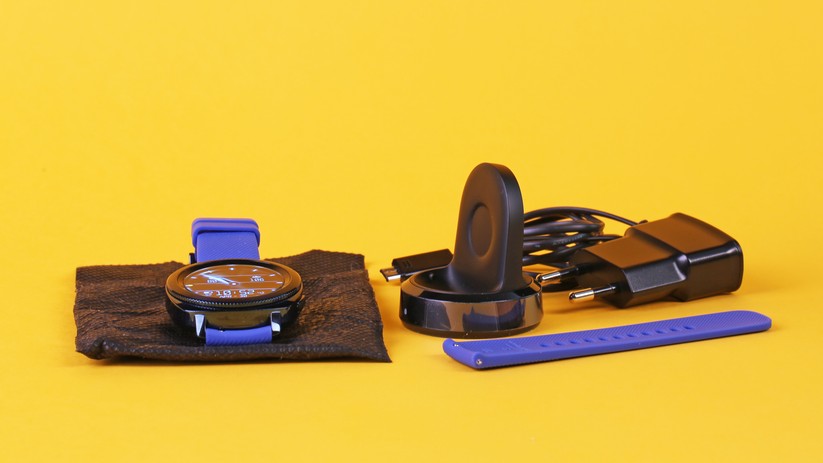 So sieht der Lieferumfang der Gear Sport aus.