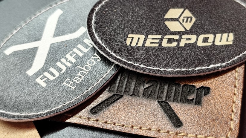 Das Gravieren von für Laser-PU-Patches funktioniert gut – man benötigt aber wenig Leistung und eine ausreichend hohe Geschwindigkeit.