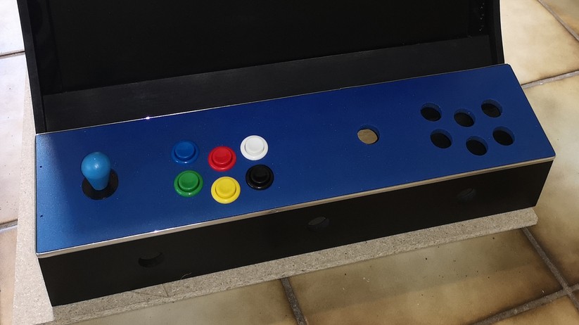 Arcade-Automaten im Retro-Look: Die Buttons passen perfekt. 