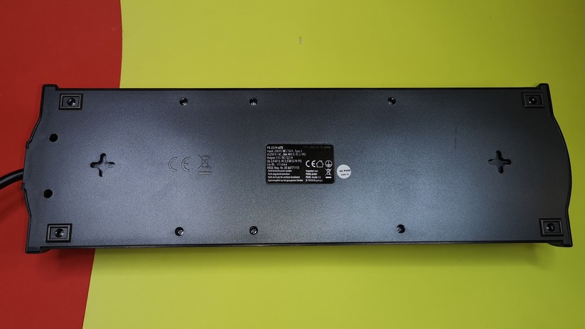 Steckdosenleisten und Adapter: Neben einem Prüfzeichen verfügt diese Steckerleiste über Aufhängepunkte zur Wandmontage.
