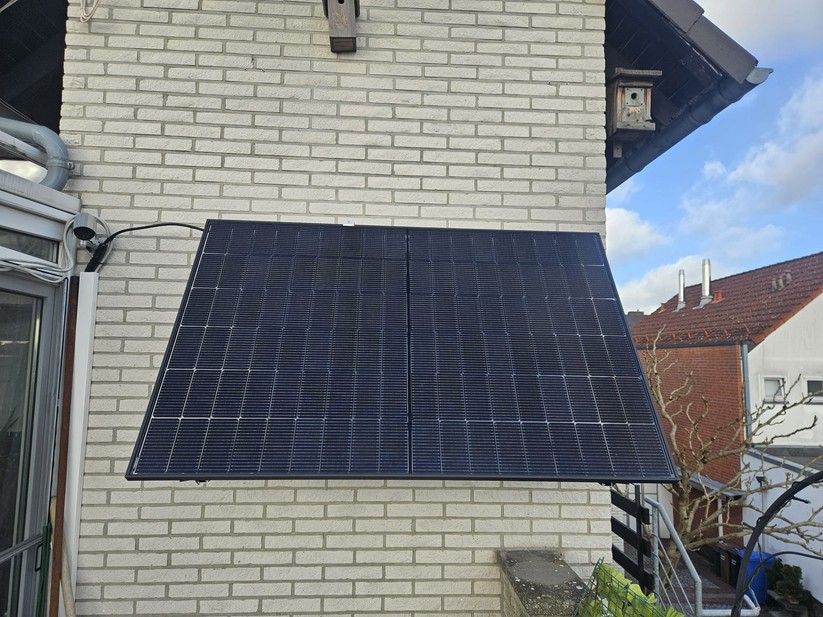 Im Lesertest wurden das Panel des Yuma Front (420+) Bifazial mitsamt Aufständerung an der Wand verschraubt.