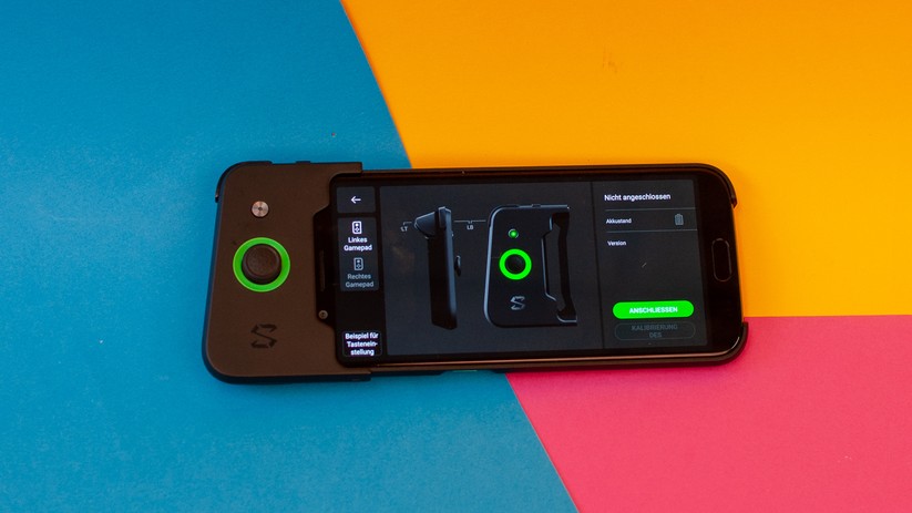 Das Smartphone samt angestecktem Controller. 