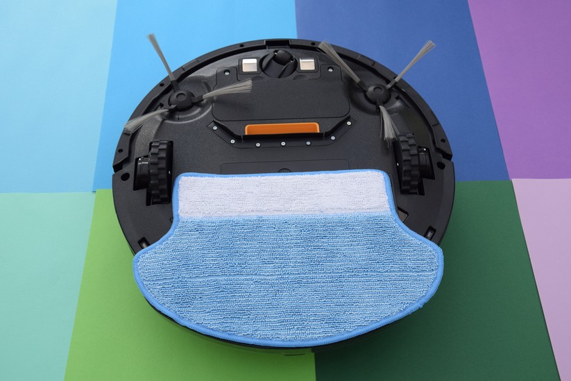 Der Wischaufsatz und der Wassertank wird unten am Gerät befestigt. 