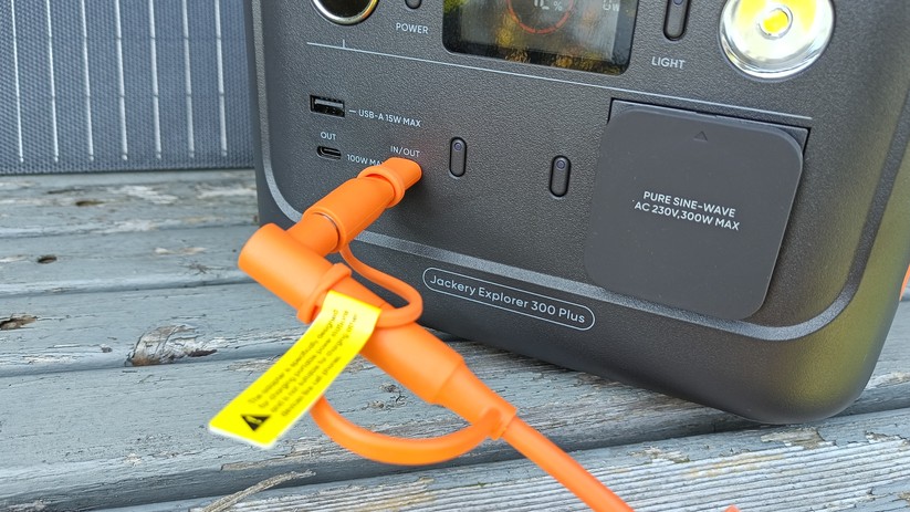 Hier lädt die Jackery Explorer 300 Plus am 40-Watt-Solarpanel.