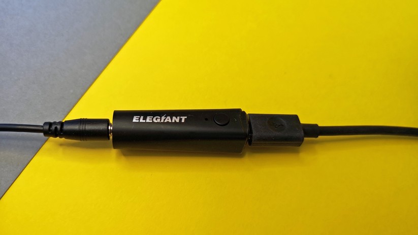 So sieht der Empfänger mit angeschlossenem USB-Kabel und einem kabelgebundenen Kopfhörer aus.