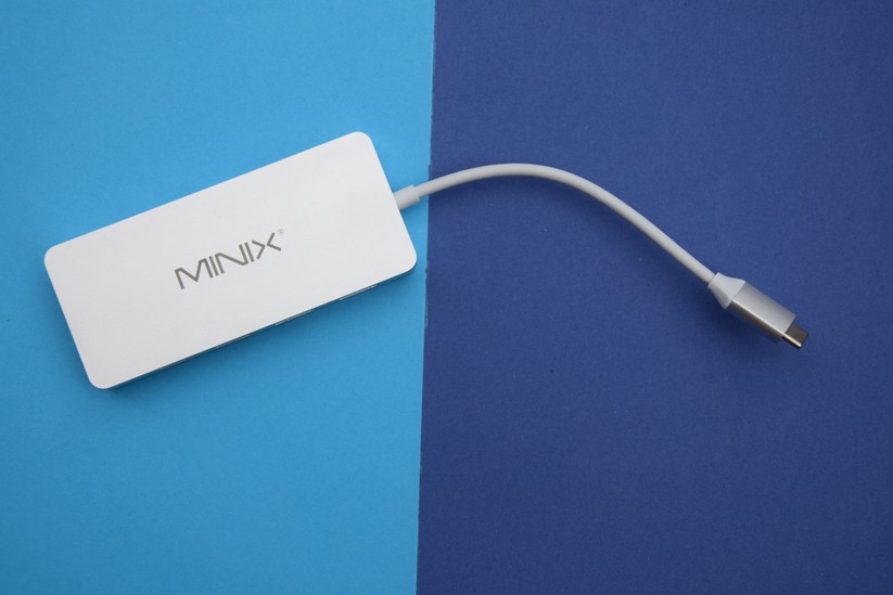 Das Minix Neo-C Plus ist ein gutes Beispiel für ein passives USB-C-Dock. Es hat alle notwendigen Anschlüsse, darunter HDMI, LAN sowie USB und bezieht den notwendigen Strom vom Laptop. 