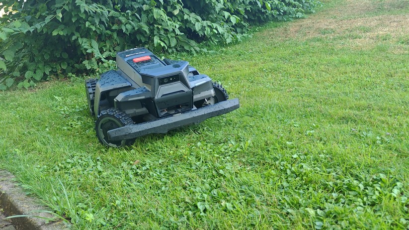 Segway Navimow X420: Großer und schwerer Allrad-Mähroboter mit RTK- und Kamera-Navigation für Rasenflächen bis 2000 m², 42 cm Schnittbreite, lenkbare Vorderräder, aber ohne Kantenschnittoptimierung.