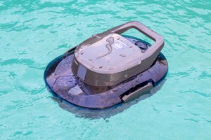 Medion Life PR1 im Test: Poolroboter mit guter Bodenreinigung für 100 Euro