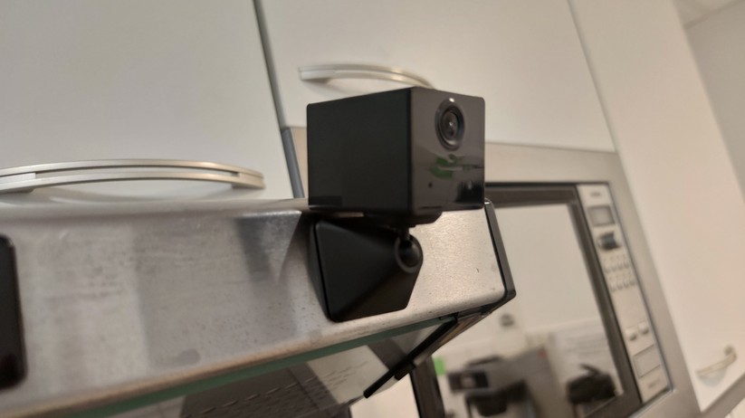 Ezviz BC2: Der magnetische Standfuß erlaubt eine flexible Positionierung der Kamera.