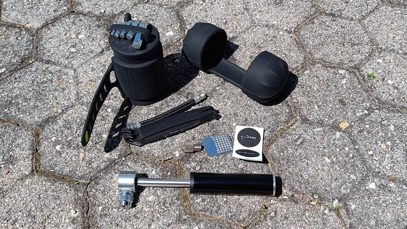 Das Set Bone passt auch an den E-Scooter. Statt einem Multitool sind einzelne Werkzeuge enthalten.