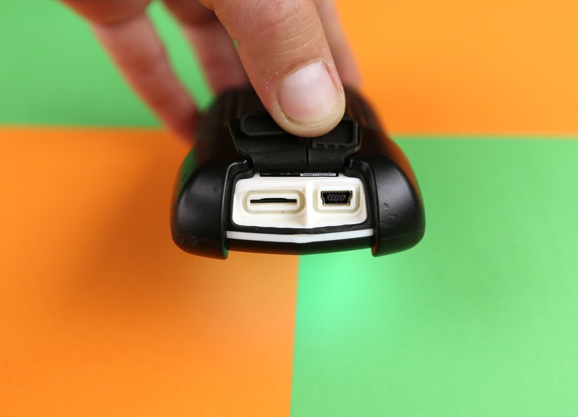 Speicherkartenslot und Ladebuchse sind durch eine Gummiabdeckung geschützt.