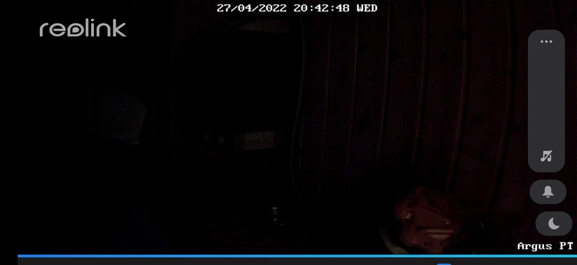 Die Reolink Argus PT kann nachts auch Bilder in Farbe darstellen. Die Bilder sind allerdings so dunkel, dass man so gut wie nichts mehr erkennen kann.