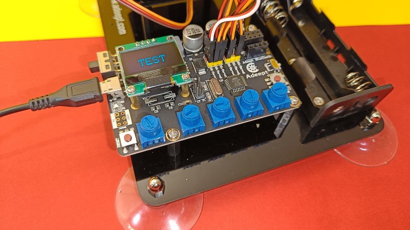 Elektrischer Roboterarm von Adeept.