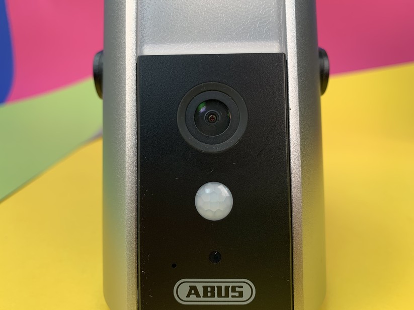 Oben die Leuchte, darunter Kamera, Infrarotsensor und Mikrofon.