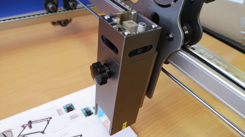 Der Laserkopf wir mittels einer Stellschraube fixiert. Diese dient auch zur Verstellung des Abstands zum Fokussieren des Lasers.