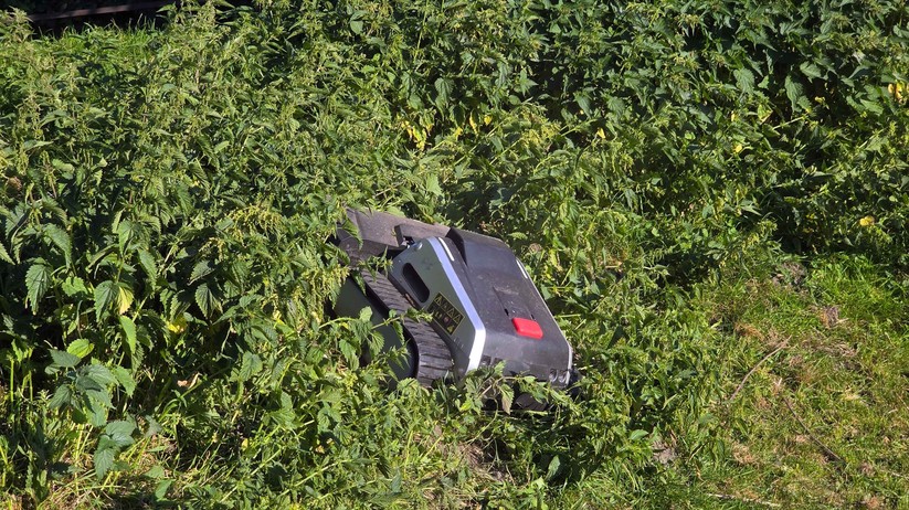 Lymow One Plus: Mähroboter mit Raupenantrieb, RTK- und kameragestützte Navigation sowie ungewöhnlich große Rotationsmesser.