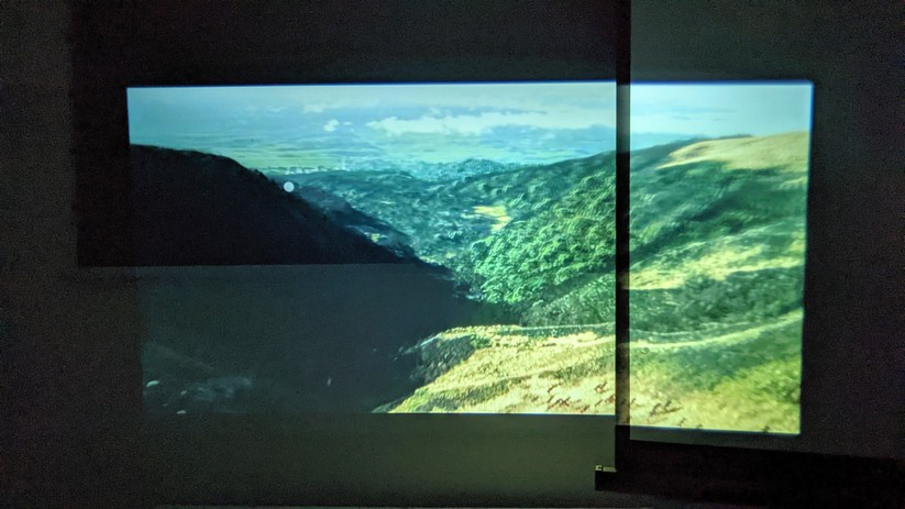 Die halb eingezogene Celexon-Leinwand oben links zeigt den mit Abstand besten Schwarzwert. Unten links reflektiert eine weiße Wand, hier wirkt das Schwarz schon eher grau. Auf der rechten Seite steht die Blitzwolf-Leinwand. 