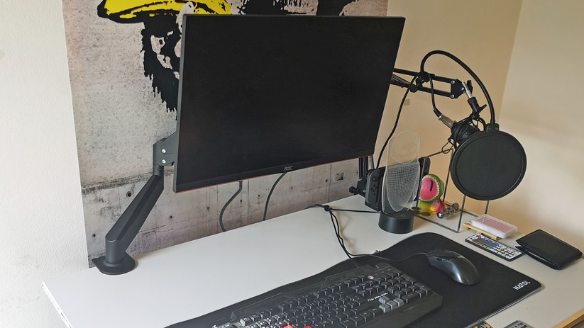 Dank Klemmhalterung bleibt selbst auf diesem kleinen Schreibtisch ausreichend freier Platz.
