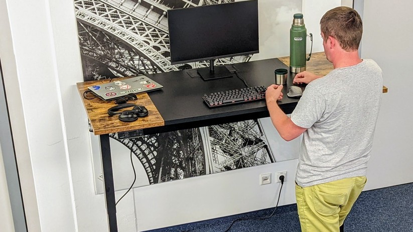 Der elektrisch höhenverstellbare Schreibtisch Maidesite SC1 Pro.