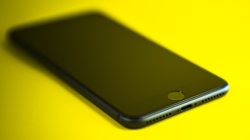 Auch im iPhone 8 Plus verzichtet Apple auf einen Klinkenanschluss mit 3,5 mm und liefert stattdessen einen Adapter für Kopfhörer mit.