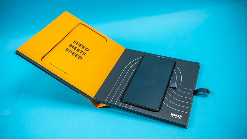 Auf und in der letzten Seite liegt das Oneplus 6T McLaren eingebettet